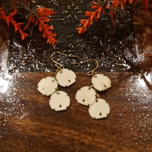 Coldwater Creek Gold Sand dollar earrings - Picture 3 of 5